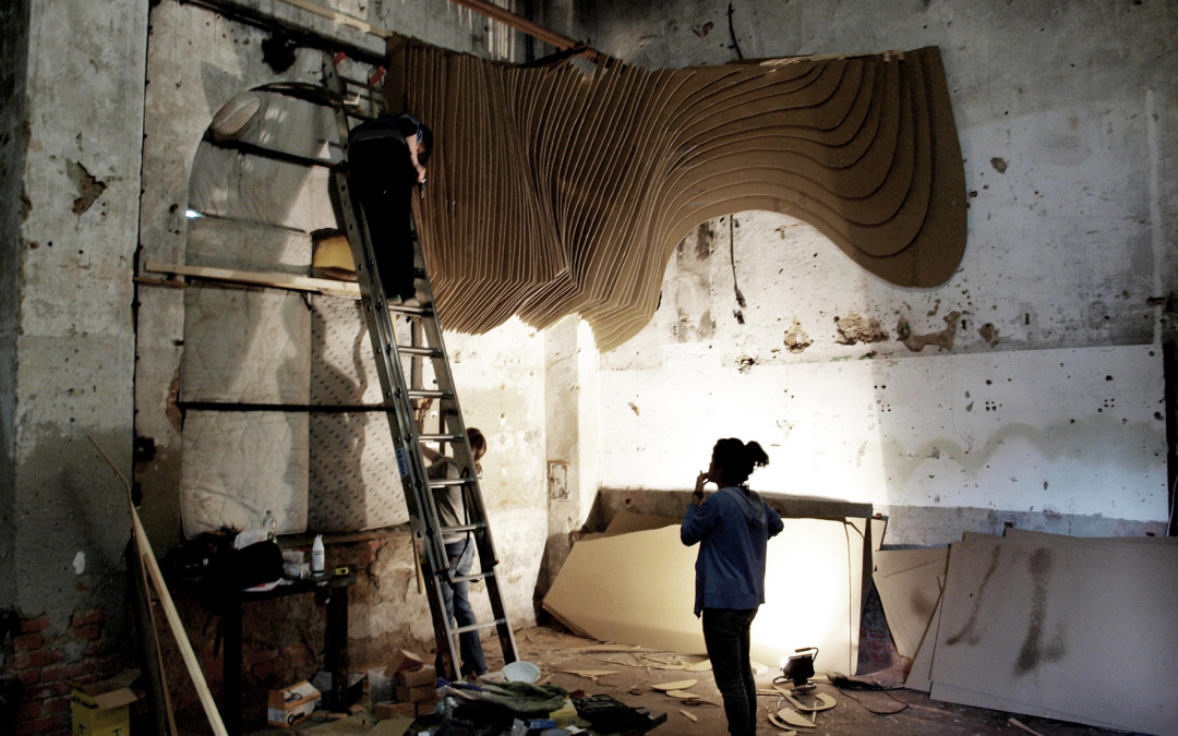 Anbringen der Papplandschaft an die Wand