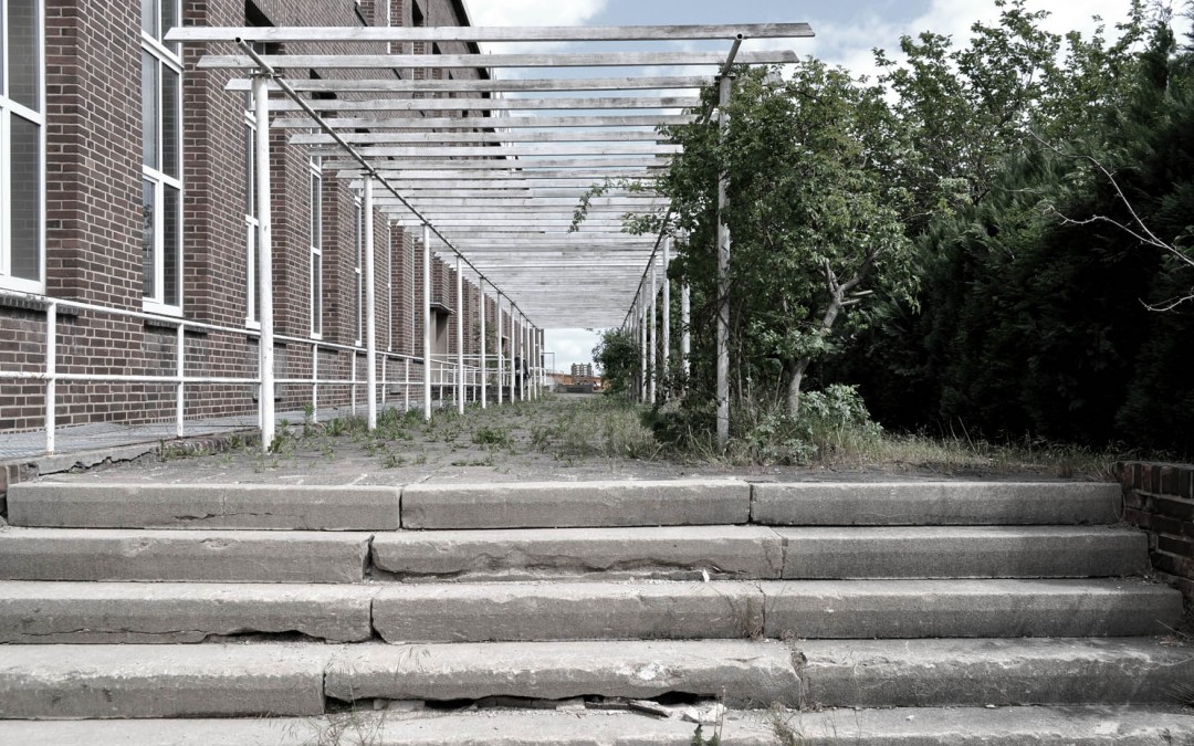 Terrasse vor Verwaltungsgebäude