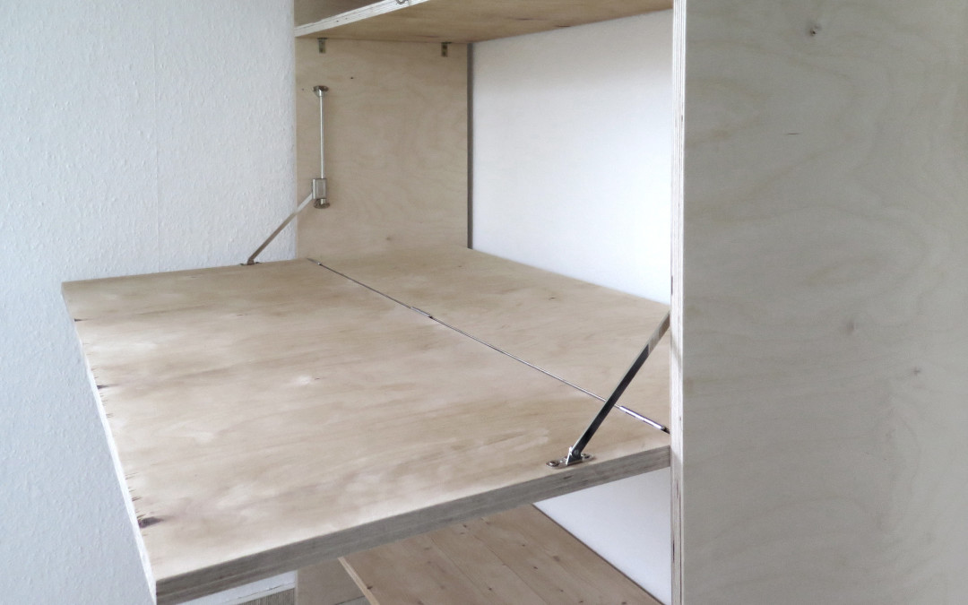 Schreibtisch in Regal integriert